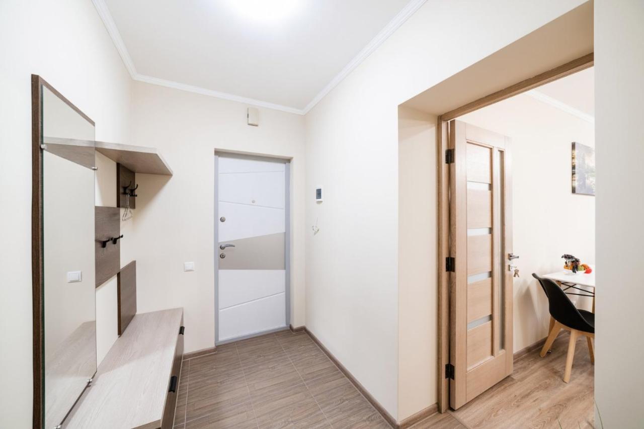 Центр Міста! Затишні Квартири В Новобудові! Aparthotel Uzhhorod Exterior photo